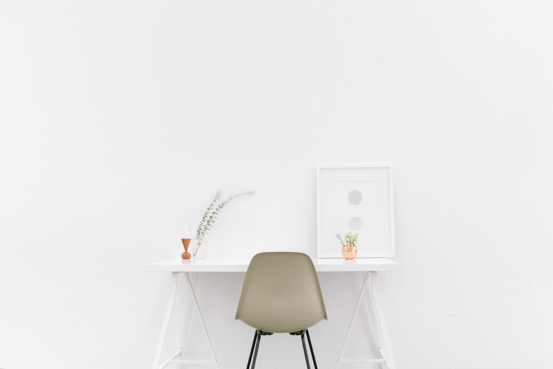 Minimalist home office decor