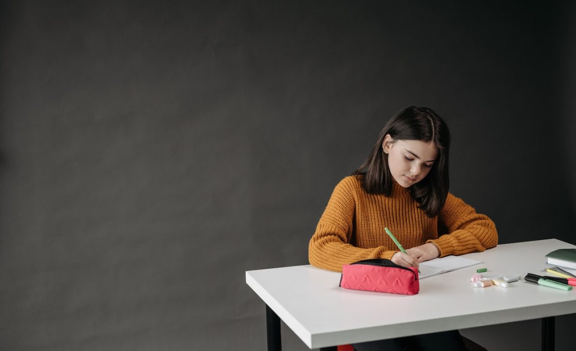 How to Choose a Student Study Desk [6 Things to Consider]